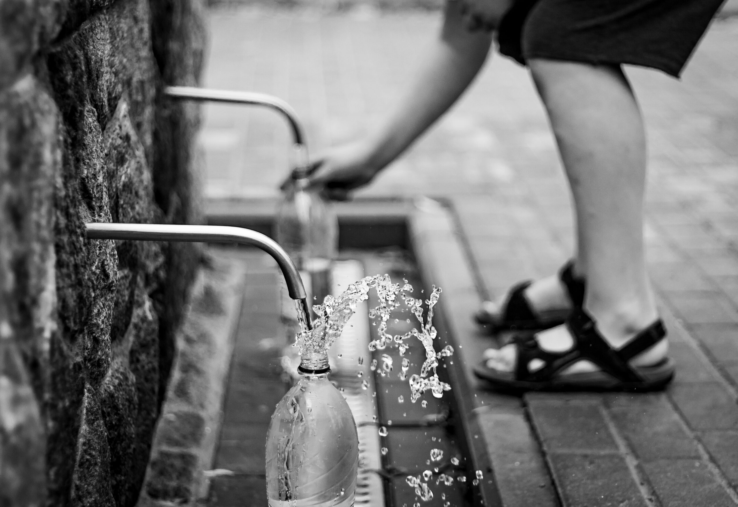 転倒してできた傷を流水で洗い流している様子